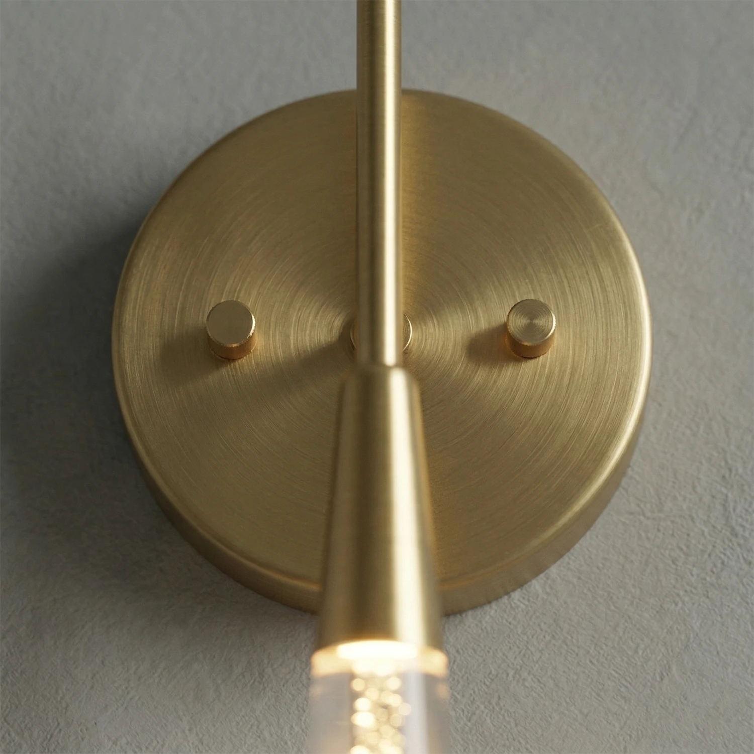 Raindrop Glass Solitaire - Brushed Brass Texture Detail | HoaiLamp